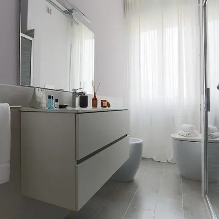 The Rent - Spacious One-bedroom In Moscova District Apartment Milan