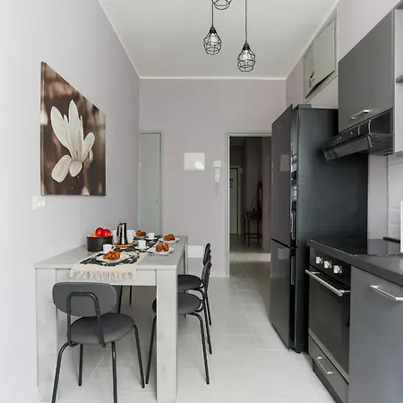 The Rent - Spacious One-bedroom In Moscova District Apartment